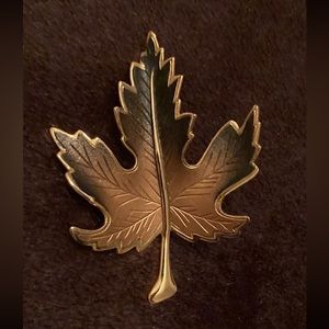 Vintage  Bronze/gold tone leaf Pin/brooch